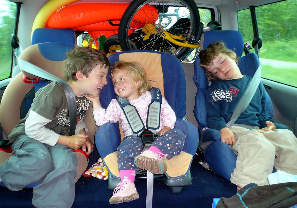 Urlaubsreise im Auto mit Kindern